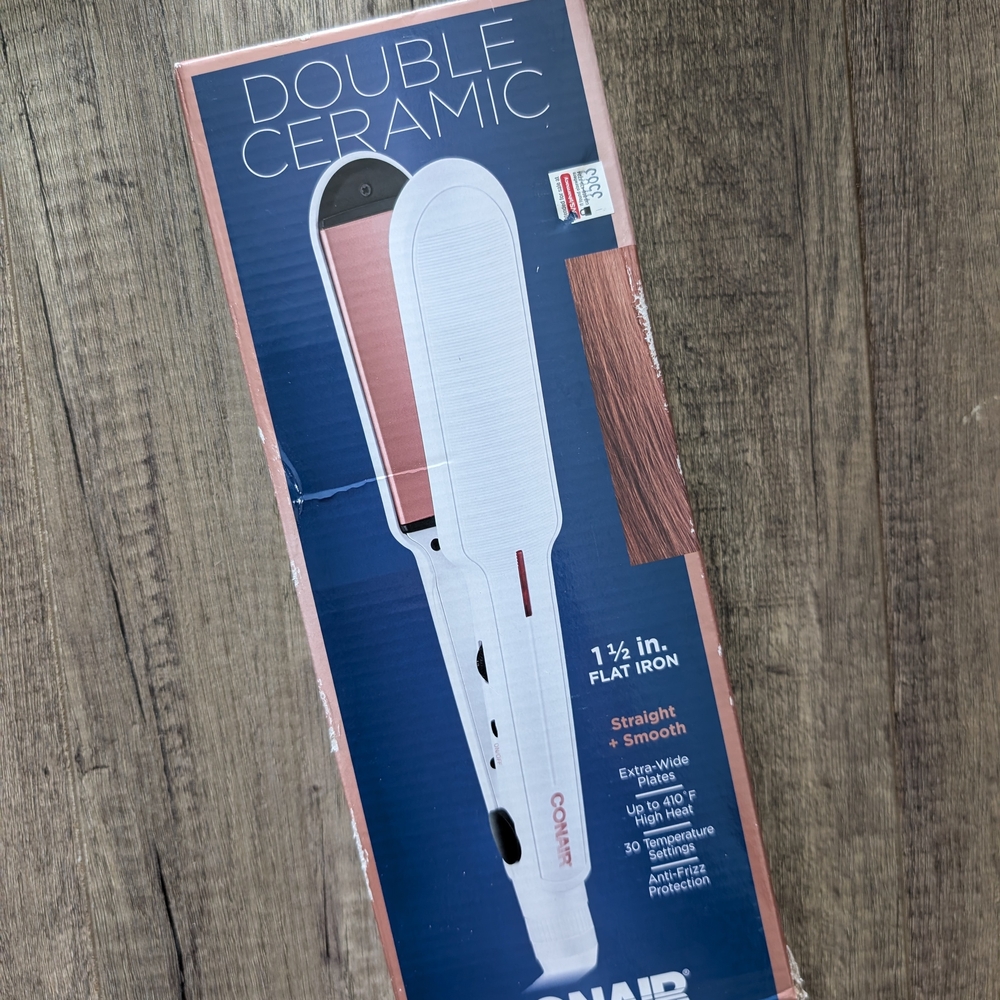 NWT Conair Double Ceramic 1.5" Flat Iron **Bottom Of Box Only Damaged